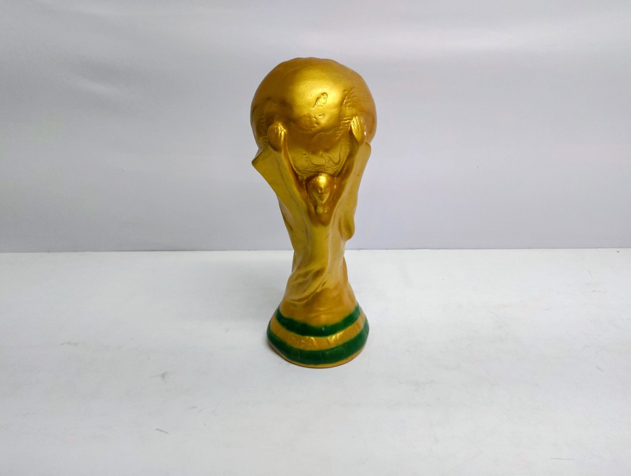 Taça da Copa Do Mundo 40Cm Alt X 15Cm Diametro - BB Festas Aluguel 