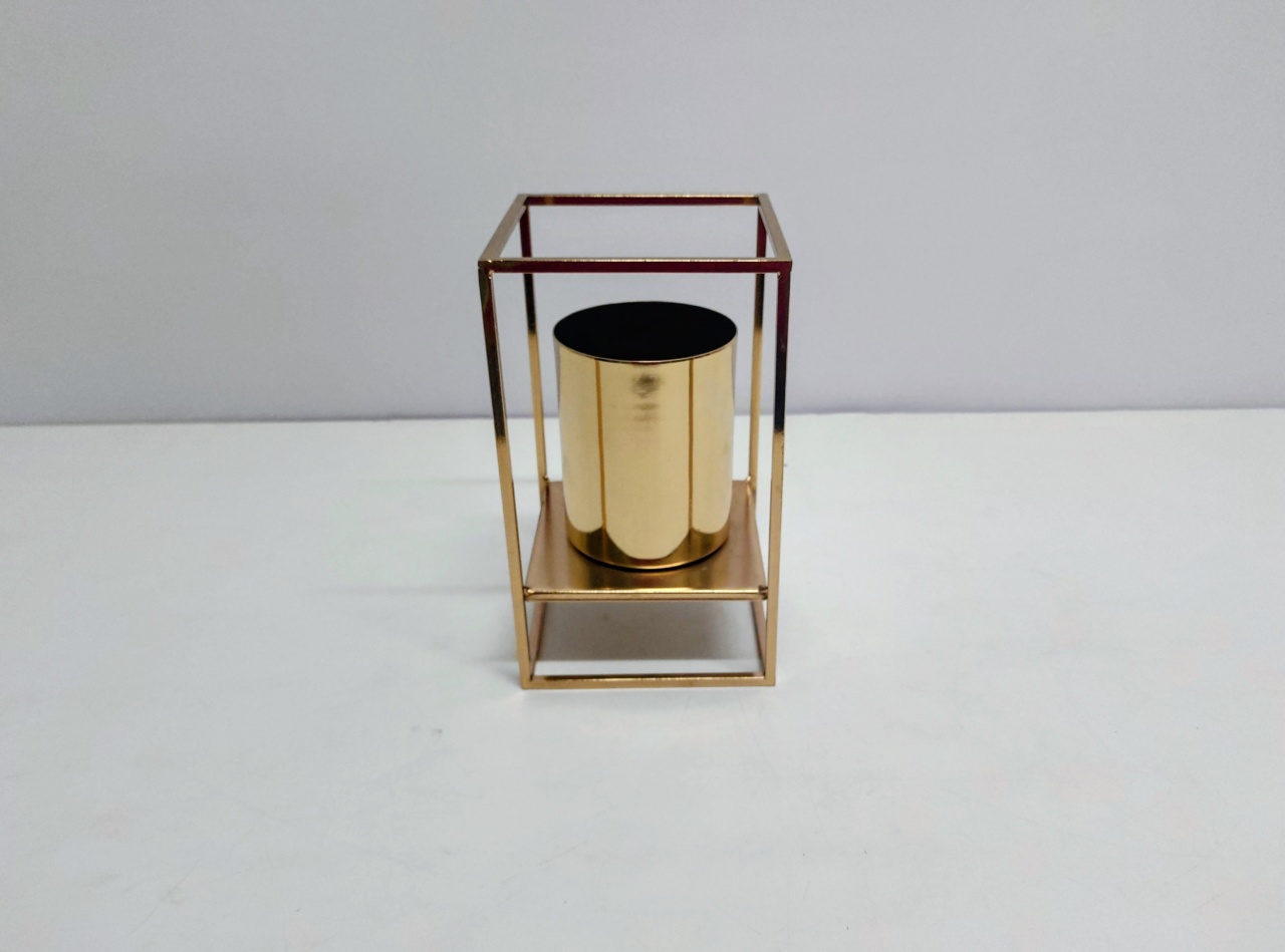 Cachepo Metal Cubo Dourada 20Cm Alt X 12Cm X 12Cm  - BB Festas Aluguel 