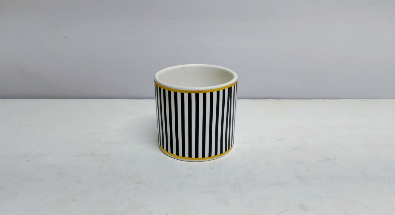Vaso Branco Com Listras Pretas 11Cm Alt X 12Cm Diametro - BB Festas Aluguel 