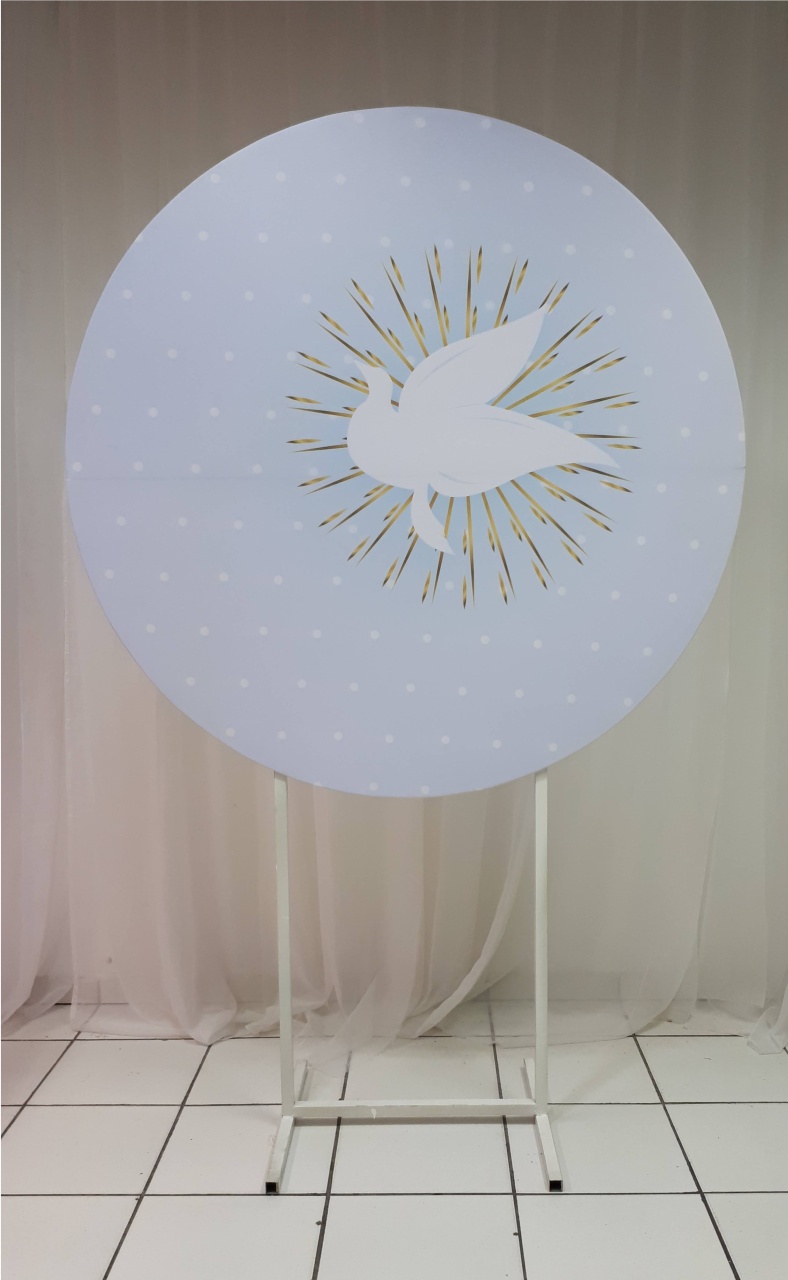 Painel Sublimado Redondo Espirito Santo Fundo Azul Bebê (Eucaristia) 1,30Cm - BB Festas Aluguel 
