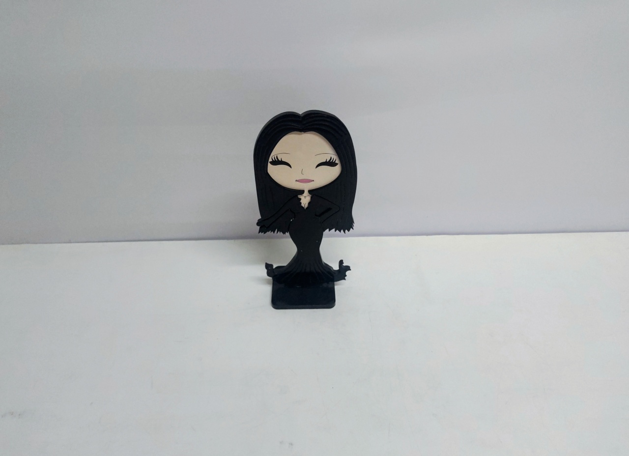 Totem Personagem Mortícia (Família Addams) 28Cm Alt X 9Cm Diametro  - BB Festas Aluguel 