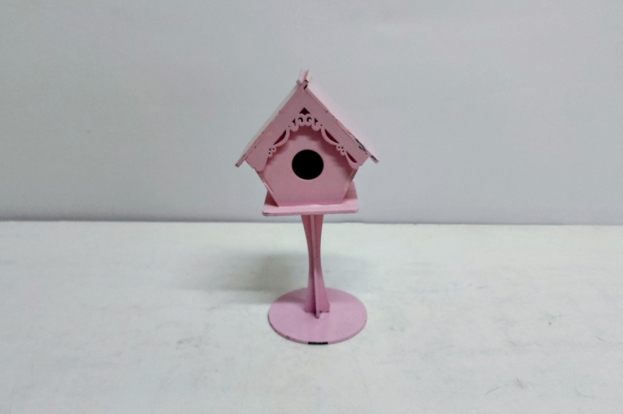 Totem Casa de Passarinho Rosa 23Cm Alt X 10Cm Diametro  - BB Festas Aluguel 