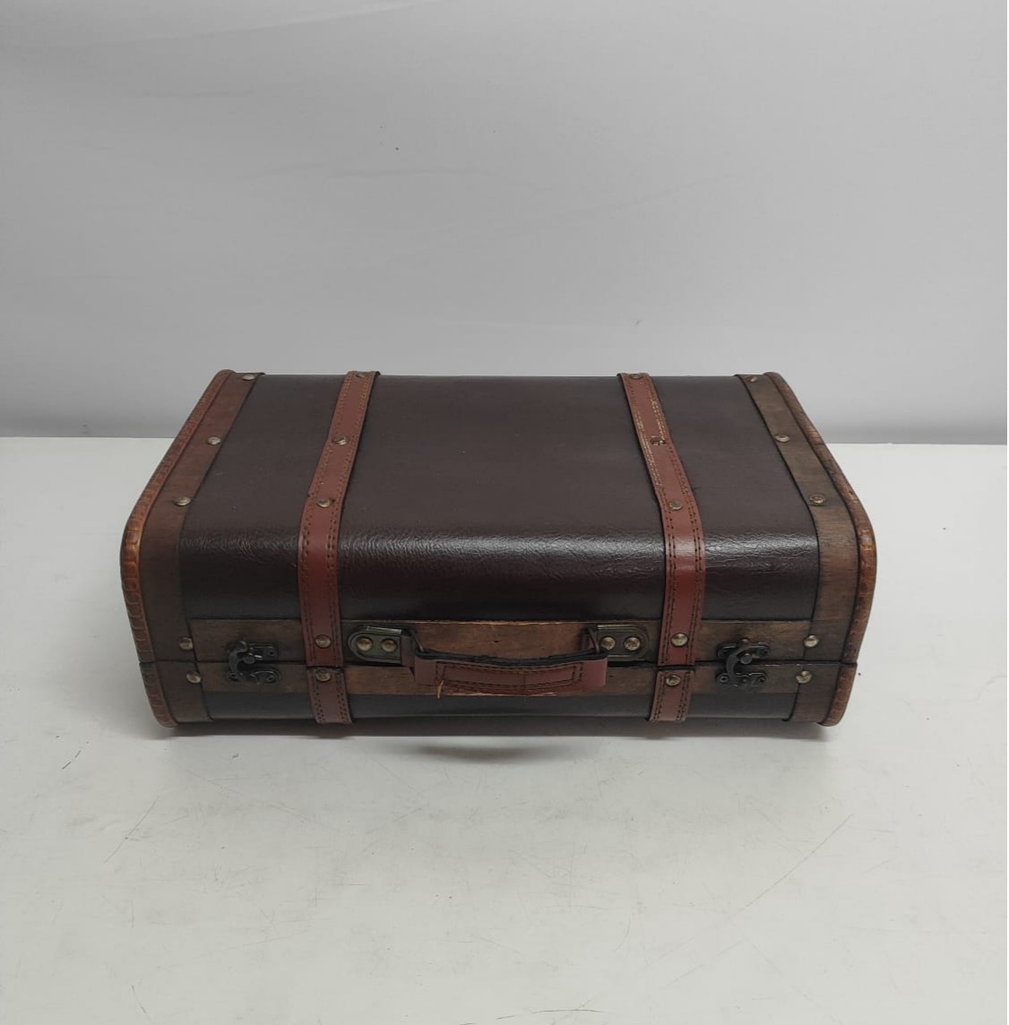 Mala Retangular Vintage P 15Cm Alt X 20Cm Larg X 40Cm Comp - BBFestasAluguel 