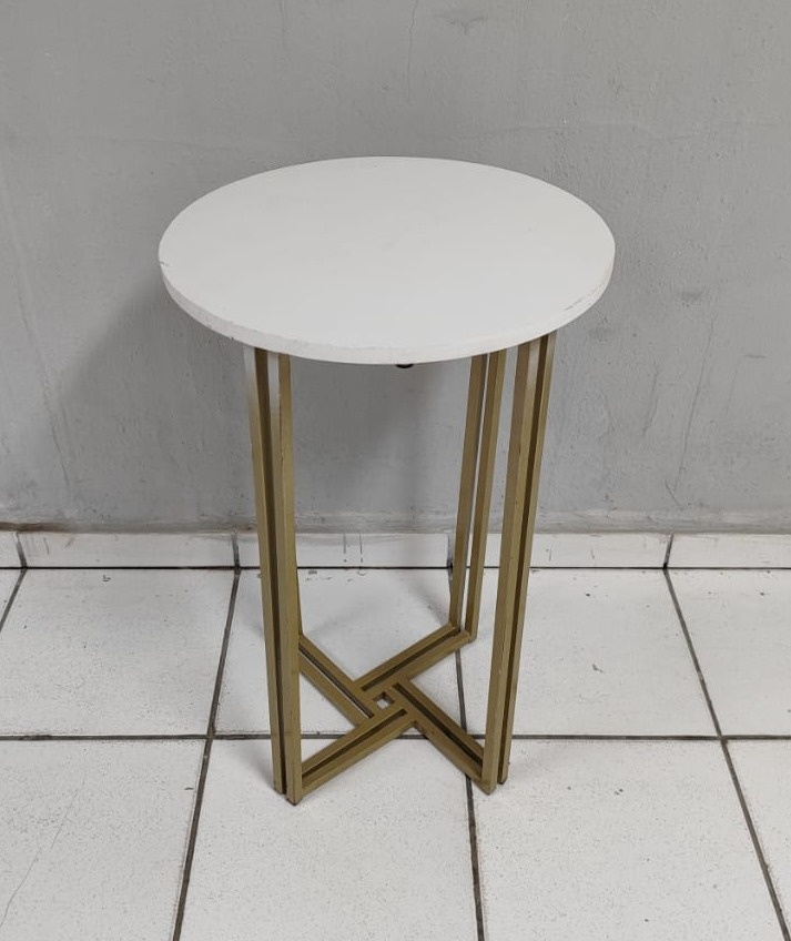 Mesa Dourada Com Tampo Branco P 80Cm Alt X 40Cm Diametro  - BB Festas Aluguel 