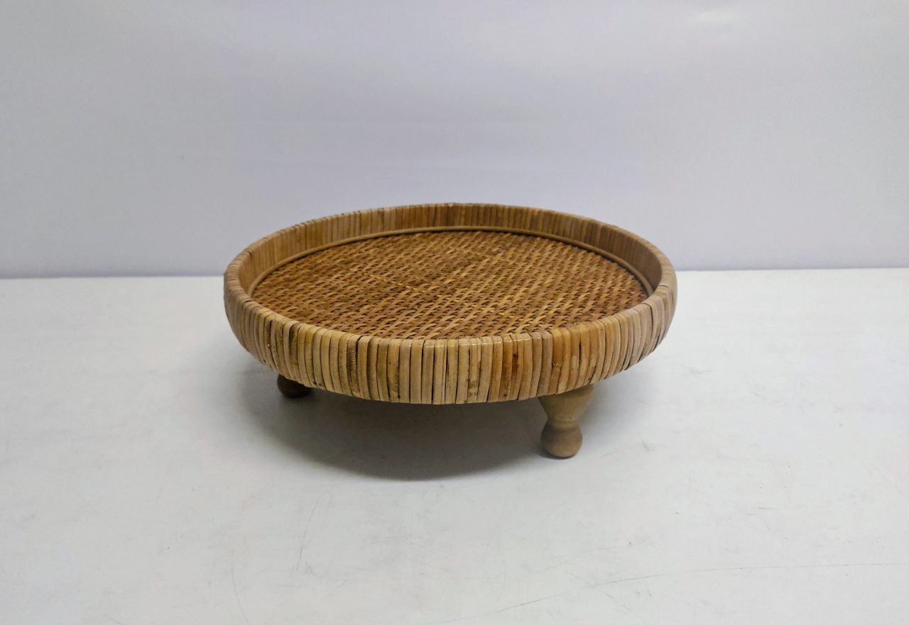 Bandeja Redonda Rústica de Vime Com Pé 10Cm Alt X 30Cm Larg  - BB Festas Aluguel 