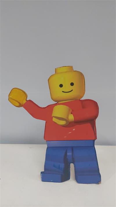 Totem Boneco Lego Braços Esticados Em Mdf 34Cm X 22Cm - BB Festas Aluguel 