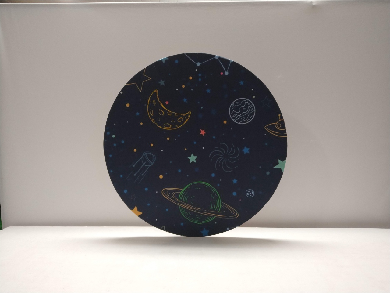 Painel Sublimado Redondo Universo Fundo Preto (Astronauta) 60Cm - BB Festas Aluguel 