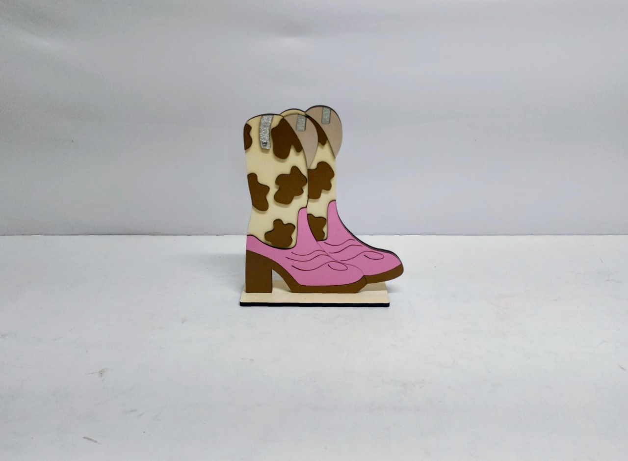 Totem Bota Boiadeira Rosa 26Cm Alt X 20Cm Larg  - BB Festas Aluguel 