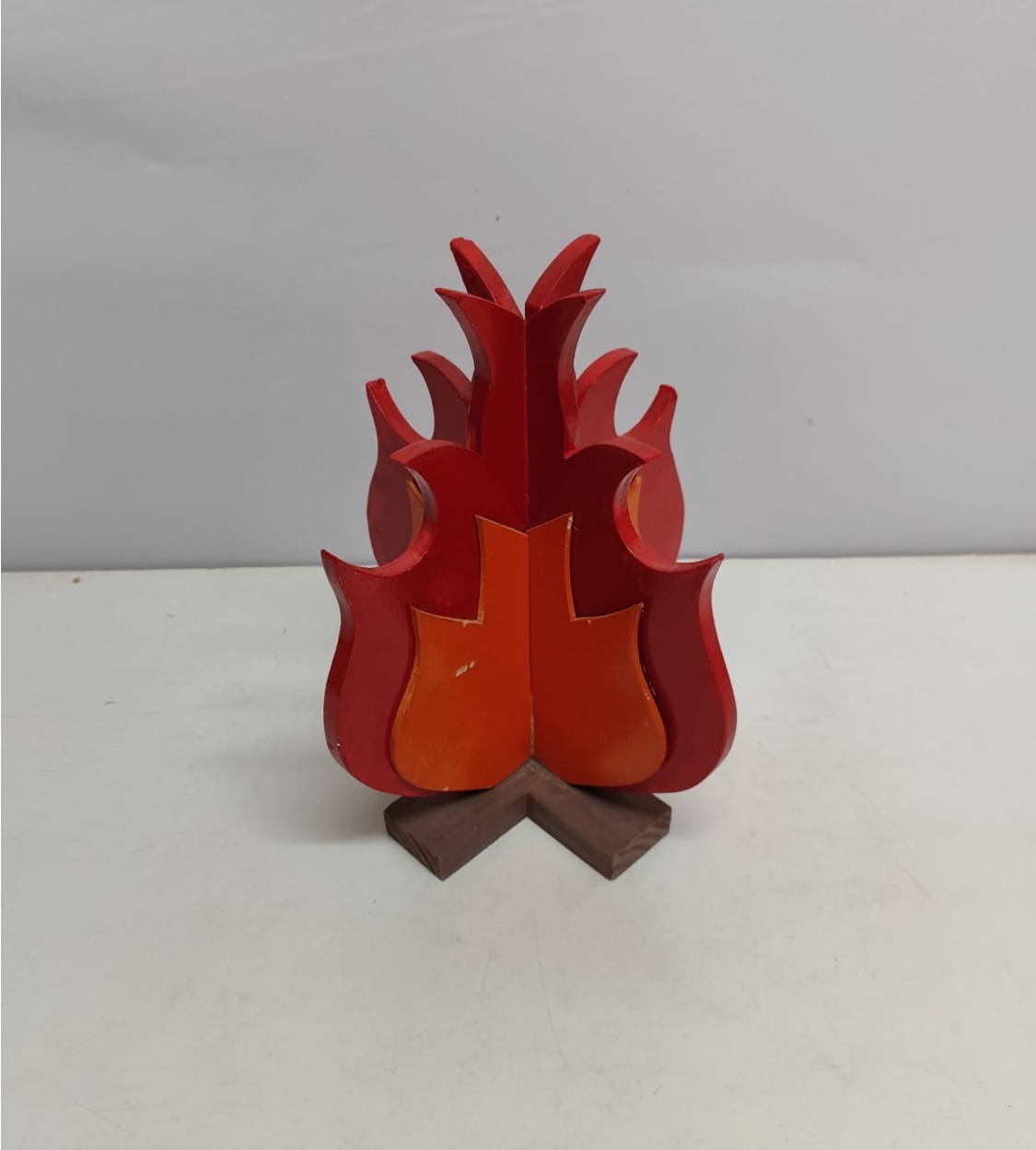 Fogueira de Mesa Vermelho/Laranja 30Cm Alt X 17Cm X 17Cm - BBFestasAluguel 