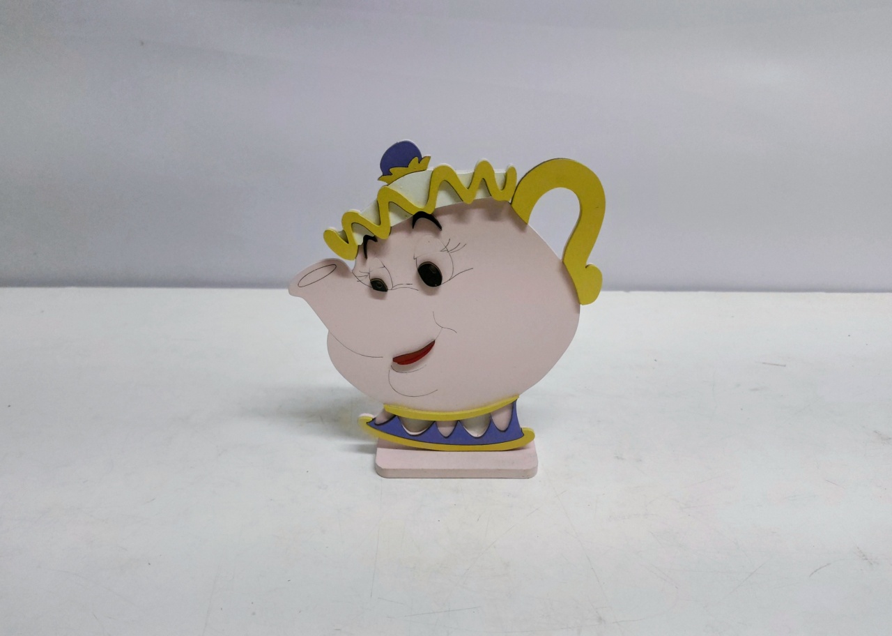 Totem Sr.potts (Bela E A Fera) 18Cm Alt X 16Cm Larg  - BB Festas Aluguel 