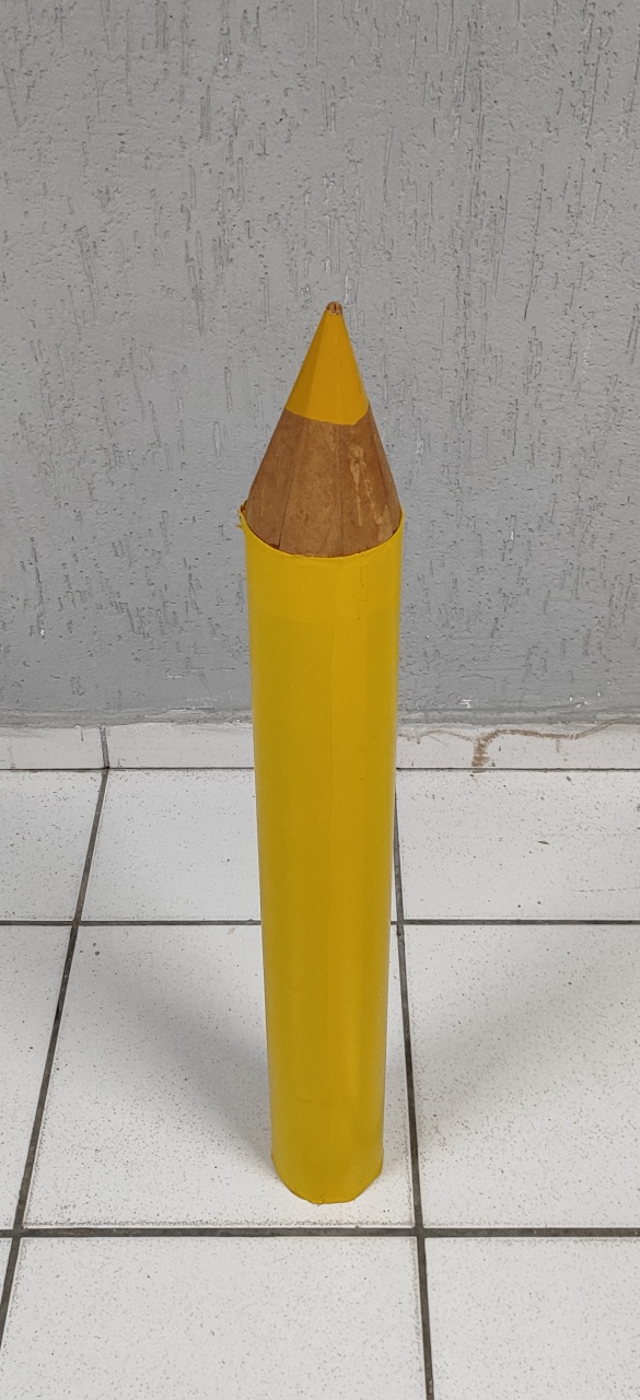 Lápis Decorativo de Chão Amarelo 85Cm Alt X 10Cm Diametro   - BB Festas Aluguel 