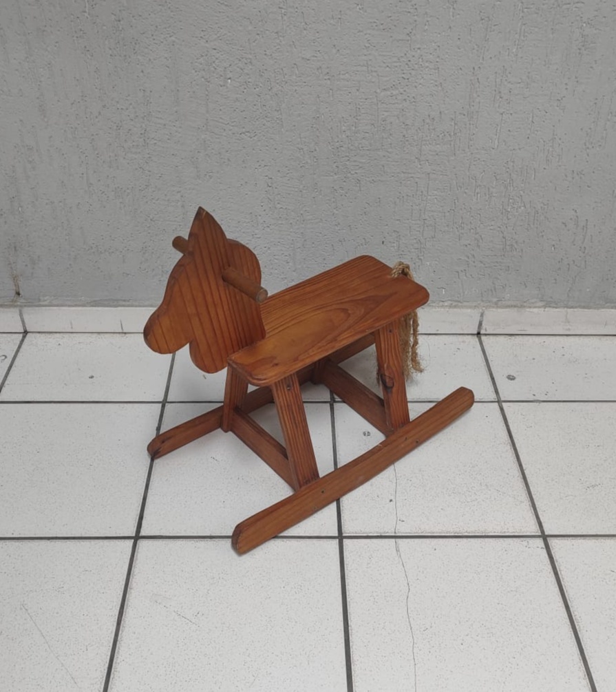 Cavalo de Balanço Rústico 60Cm X 30Cm X 60Cm  - BB Festas Aluguel 