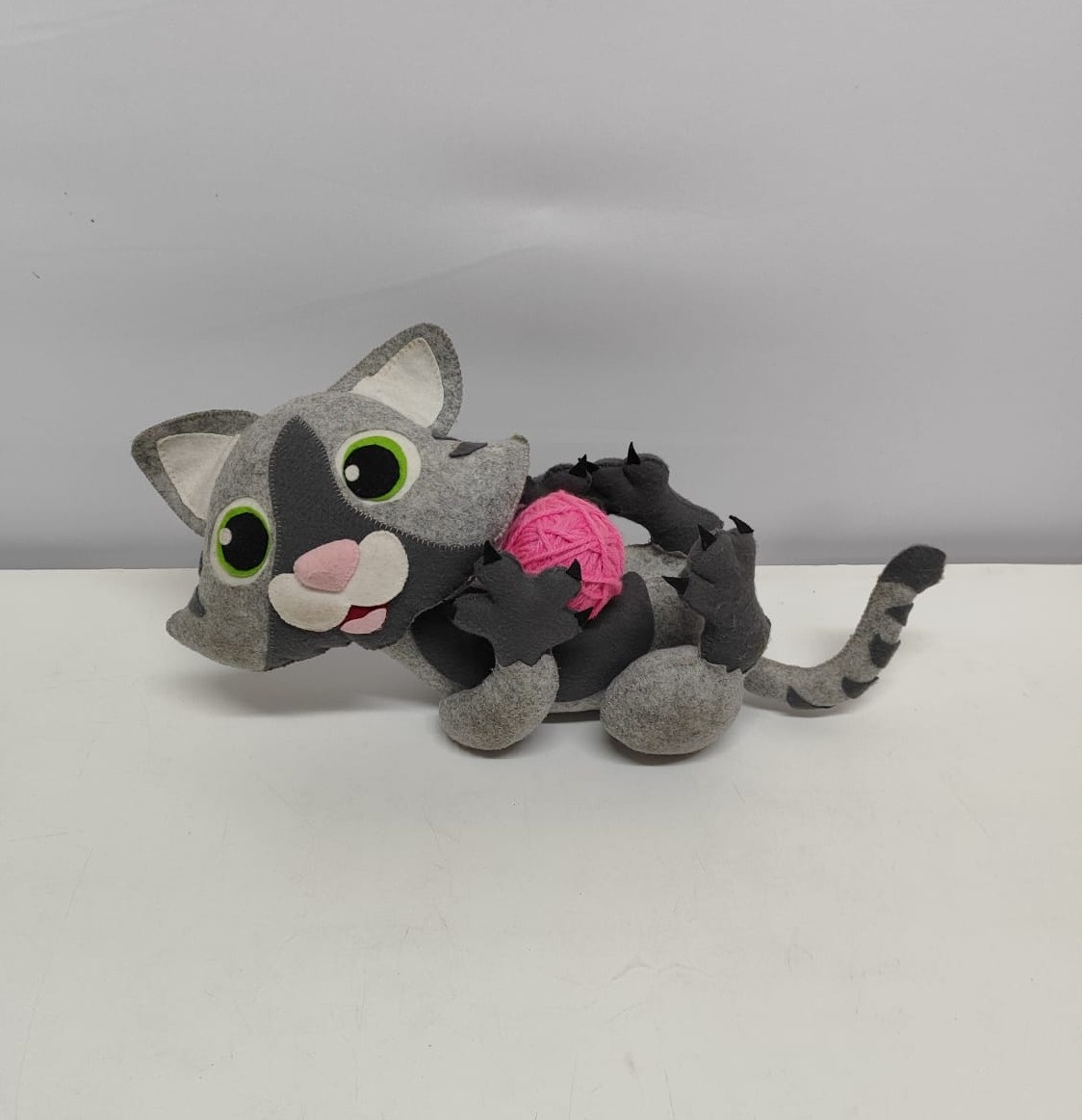 Feltro Gato Cinza Com Bola Lã Rosa - BB Festas Aluguel 