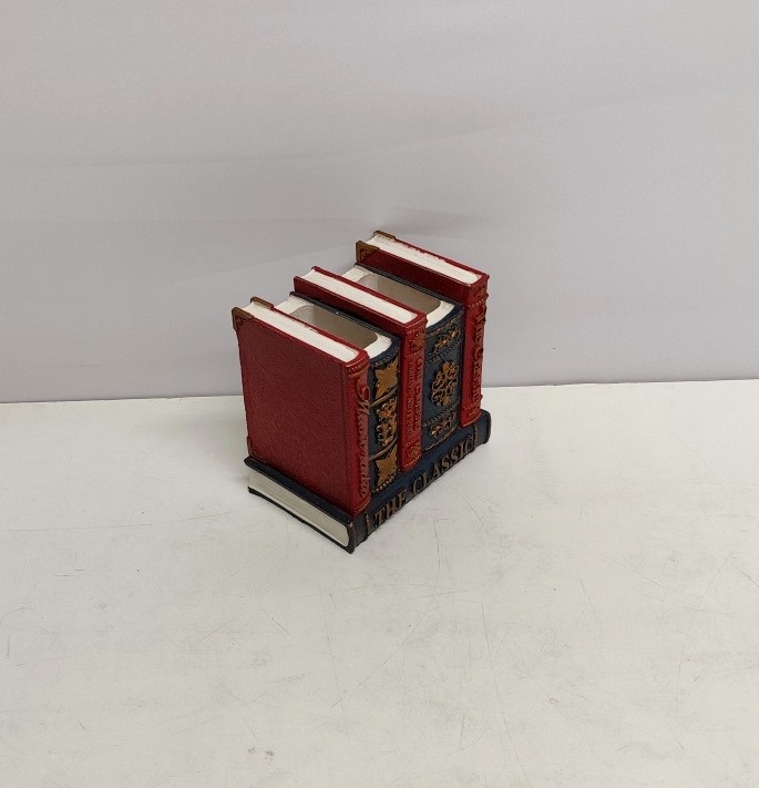 Porta Caneta Decorativo Formato de Livros 16Cm Alt X 15Cm Larg X 10Cm Comp - BB Festas Aluguel 