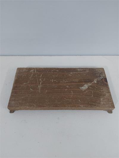 Bandeja Madeira Retangular Escura Pé Em Resina Alt 2Cm X 30Cm X  15Cm - BB Festas Aluguel 
