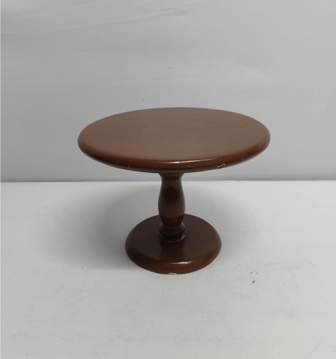 Boleira Mdf Pé Torneado Marrom 20Cm Alt X 25Cm Diametro - BB Festas Aluguel 