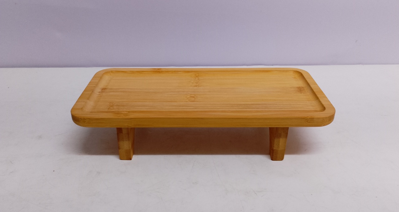 Bandeja Retangular de Bambu Com Pé 7Cm Alt X 15Cm Larg X 30Cm Comp  - BB Festas Aluguel 