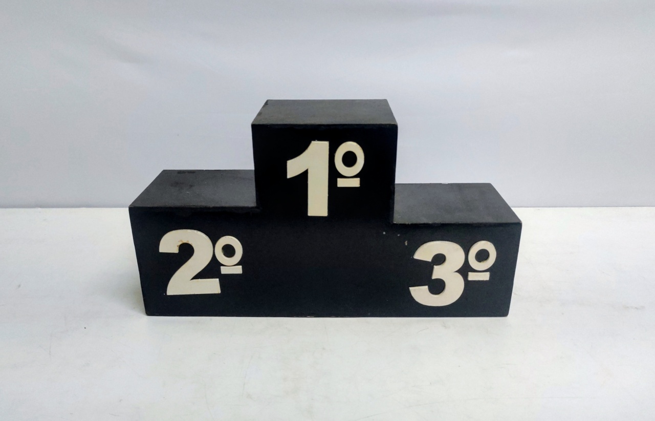 Totem Pódio de Premiação 22Cm Alt X 40Cm Larg X 12Cm Comp  - BB Festas Aluguel 