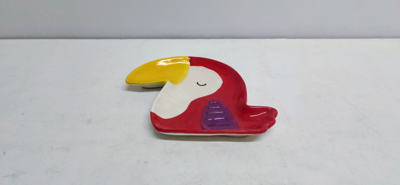 Bandeja Formato Tucano Vermelho/Branco 4Cm Alt X 24Cm Larg X 20Cm Comp - BB Festas Aluguel 