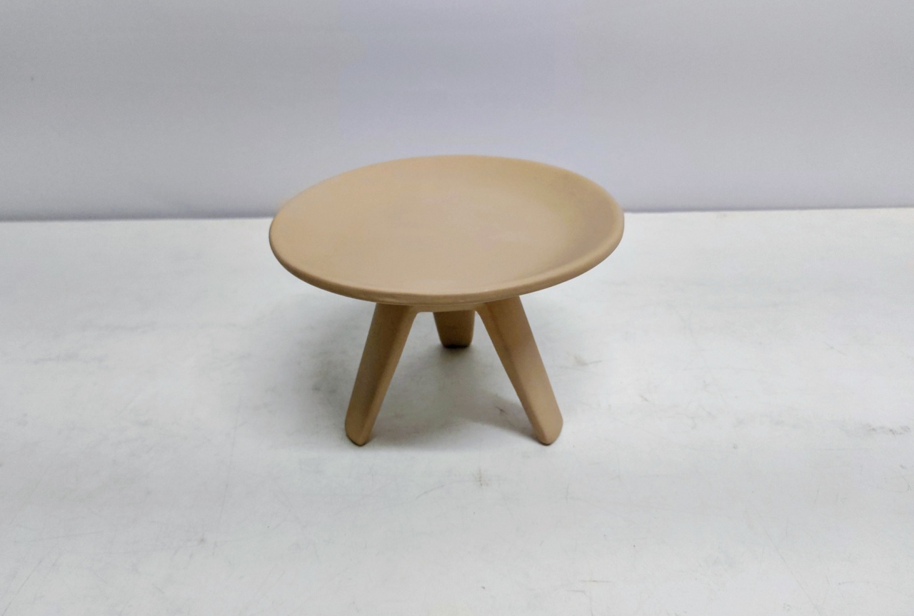 Bandeja Porta Doce Redondo Tripé/P Bege Claro Fosco 12Cm Alt X 18Cm Diametro - BB Festas Aluguel 