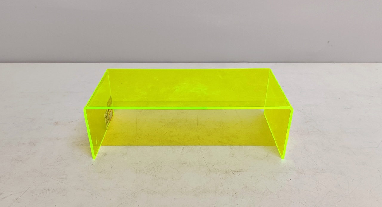 Suporte Acrílico Verde Neon 8Cm Alt X 26Cm Larg X 13Cm Comp  - BB Festas Aluguel 