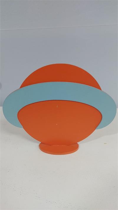 Totem Planeta Laranja Com Anel Azul Claro Em Mdf (Astronauta) 20Cm X 25Cm - BB Festas Aluguel 