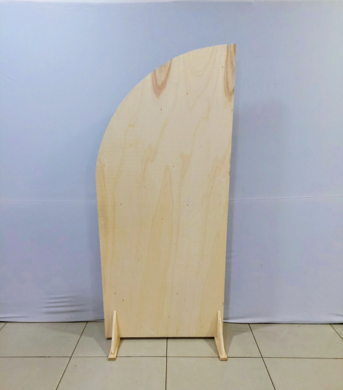 Painel Oval Com Ponta Decorativo + Tecido  - BB Festas Aluguel 