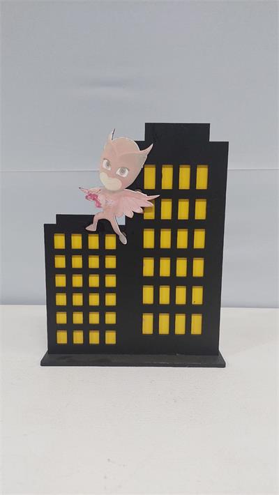 Totem Corujita No Prédio Em Mdf (Pjmax ) 25Cm X 20Cm - BB Festas Aluguel 