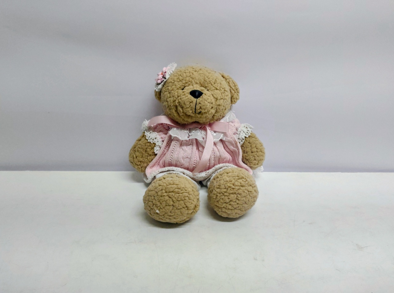 Urso de Pelúcia Marrom Claro Com Vestido de Renda Rosa  - BB Festas Aluguel 