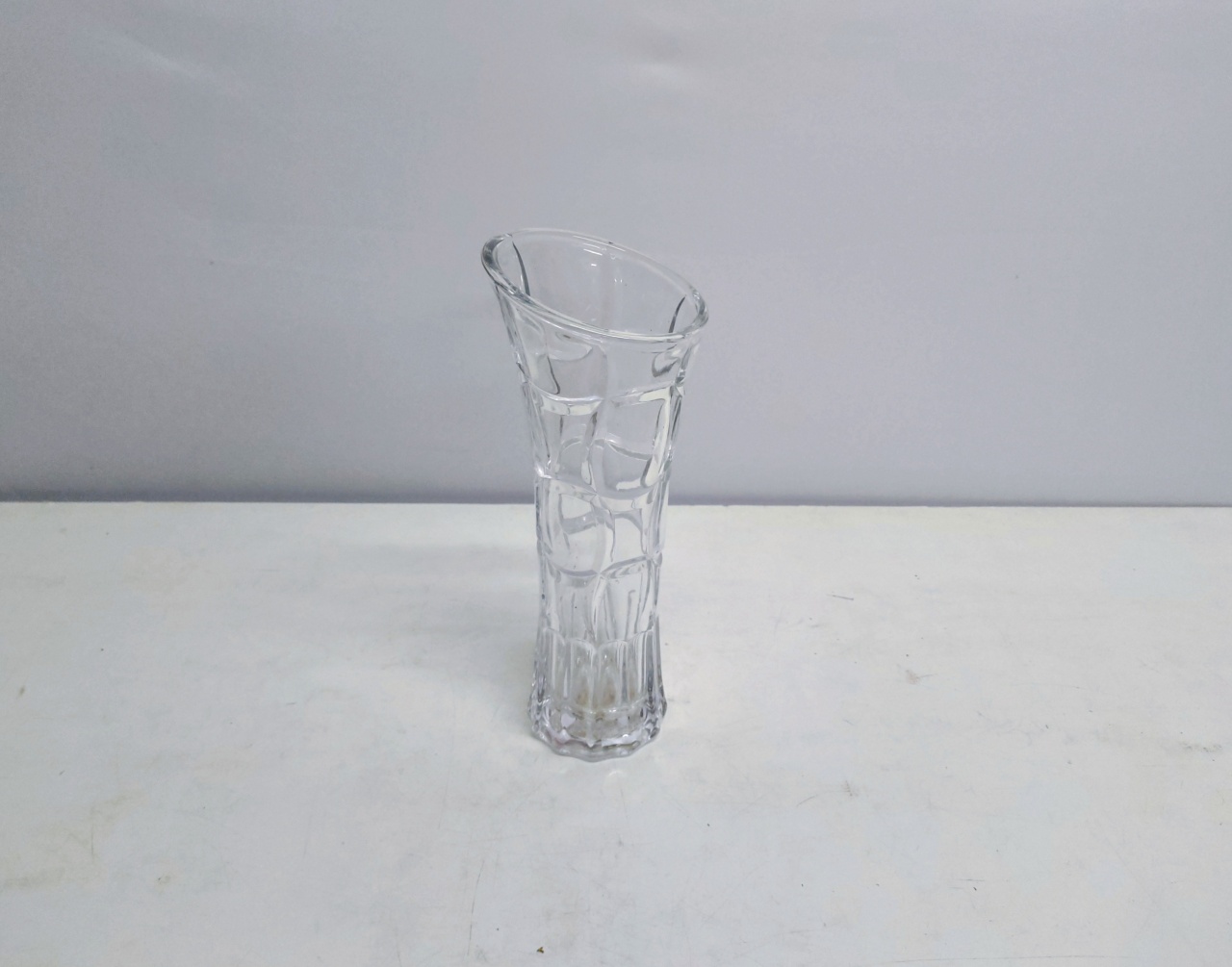 Vaso de Vidro Trabalhado 29Cm Alt X 12Cm Diametro  - BB Festas Aluguel 