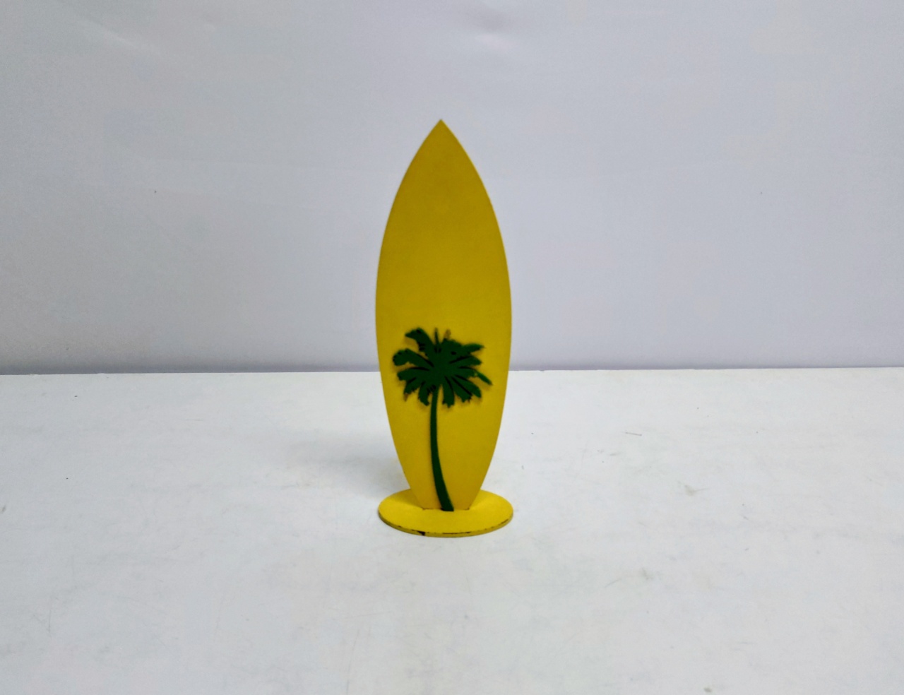 Totem Prancha Sufe Amarelo Com Coqueiro 31Cm Alt X 11Cm Larg  - BB Festas Aluguel 