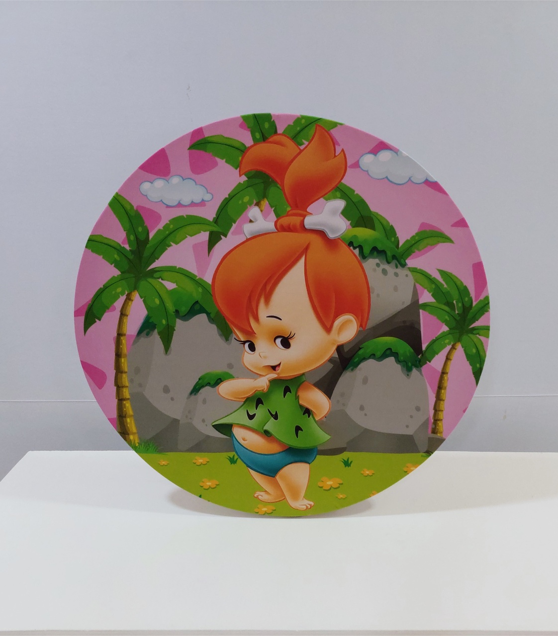 Painel Sublimado Redondo Pedrita (Os Flintstones)  60Cm - BB Festas Aluguel 