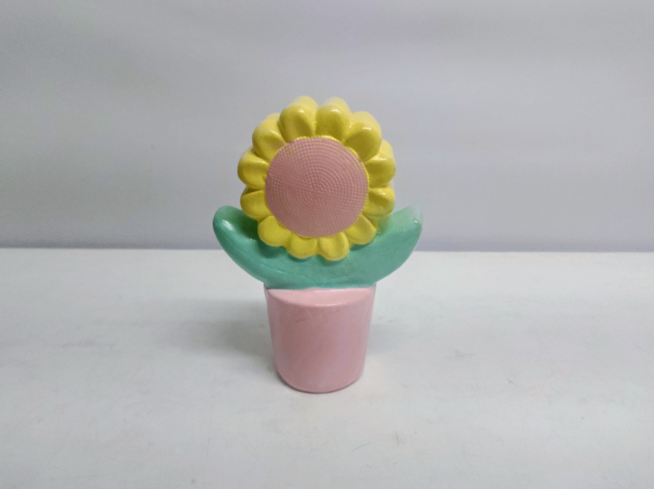 Girassol Colorido Em Vaso Decorativo 21Cm Alt X 15Cm Larg X 9Cm Comp  - BB Festas Aluguel 