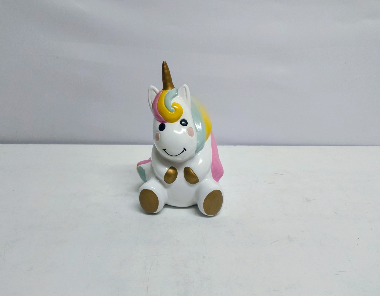 Unicornio Branco Detalhes Colorido/Dourada - BB Festas Aluguel 