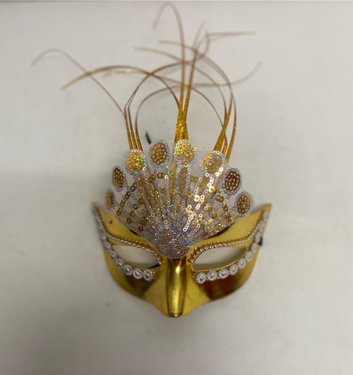 Máscara de Carnaval Veneziana Com Fitas Dourada - BBFestasAluguel 