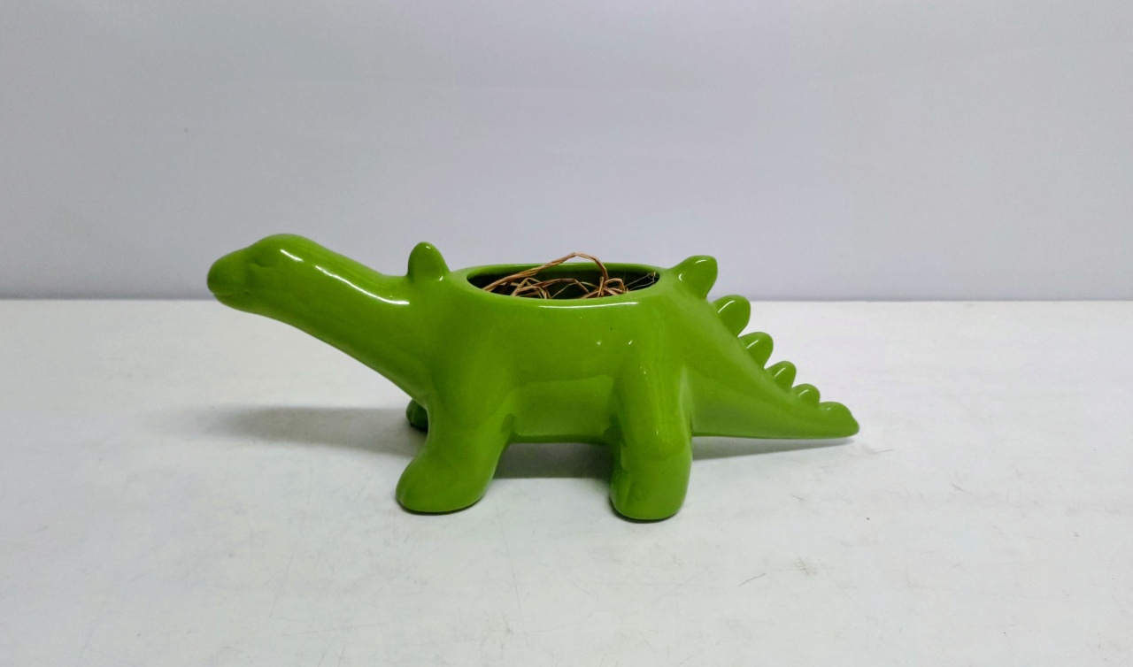 Cachepo Dinossauro Verde Claro 12Cm Alt X 14Cm Larg X 32Cm Comp - BB Festas Aluguel 