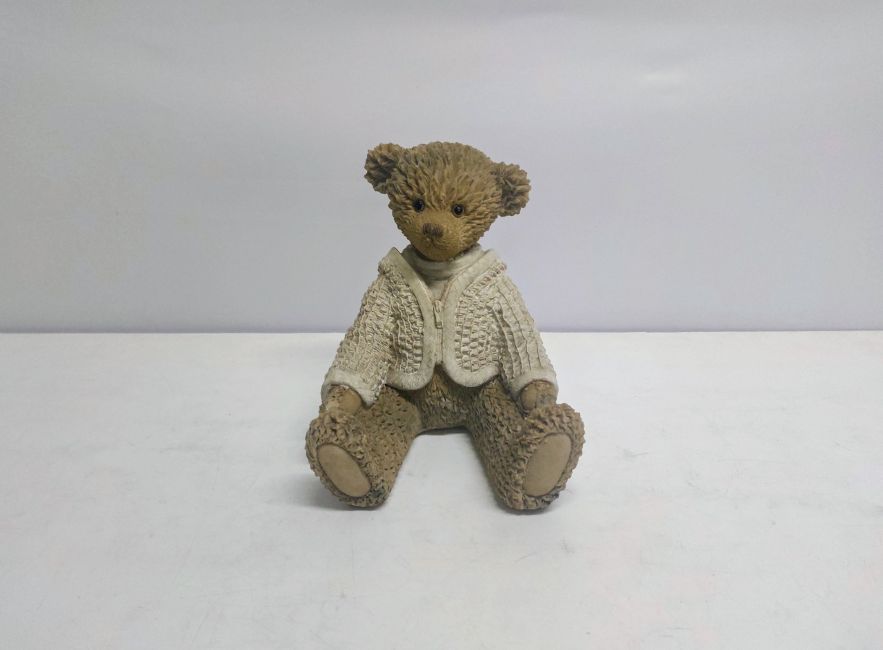 Urso Com Jaqueta Bege (Chá Baby) 20Cm Alt X 16Cm Larg X 17Cm Comp  - BB Festas Aluguel 