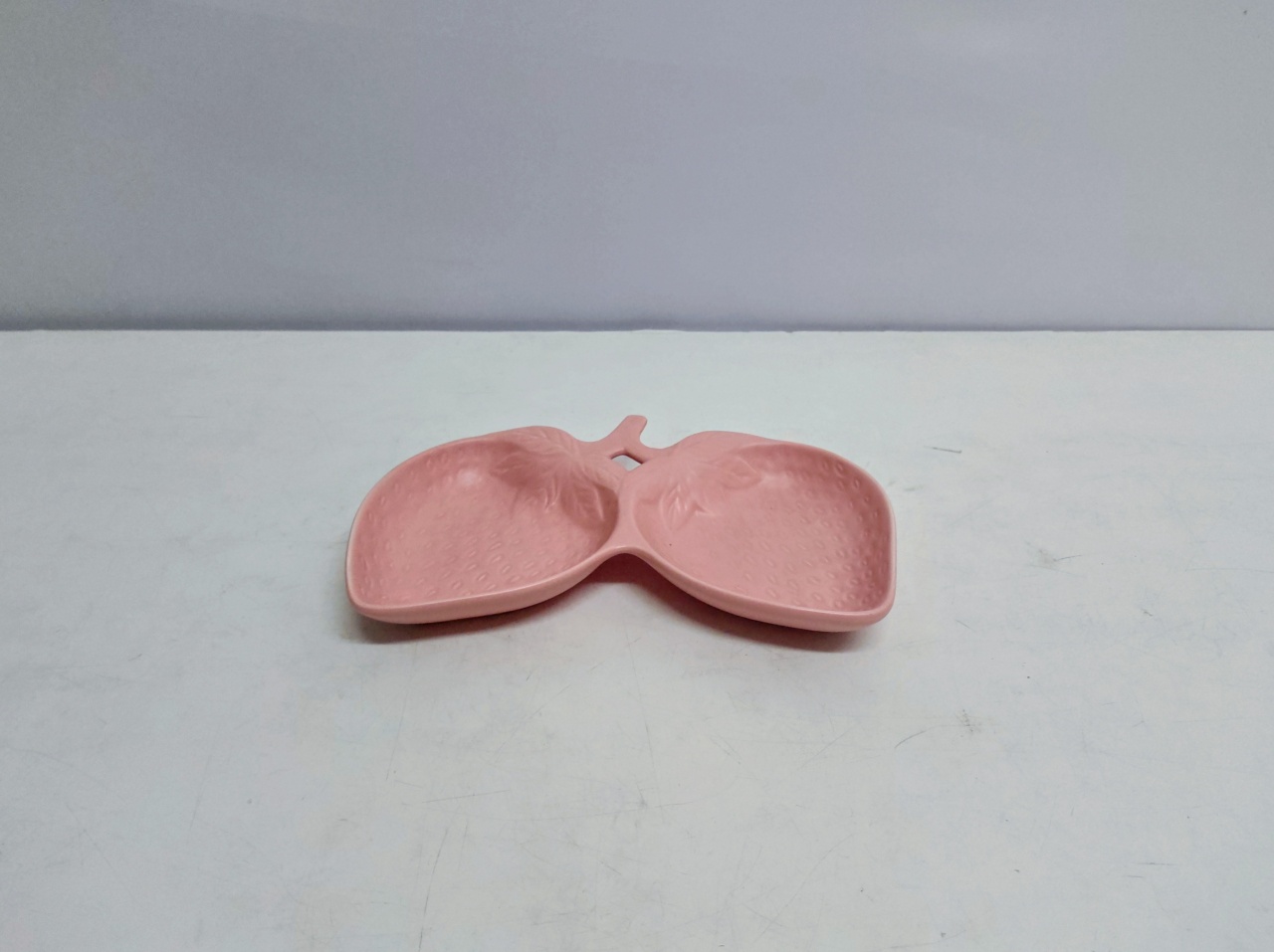Bandeja Com Divisória Formato Morango Rosa 3Cm Alt X 25Cm Larg X 14Cm Comp - BB Festas Aluguel 