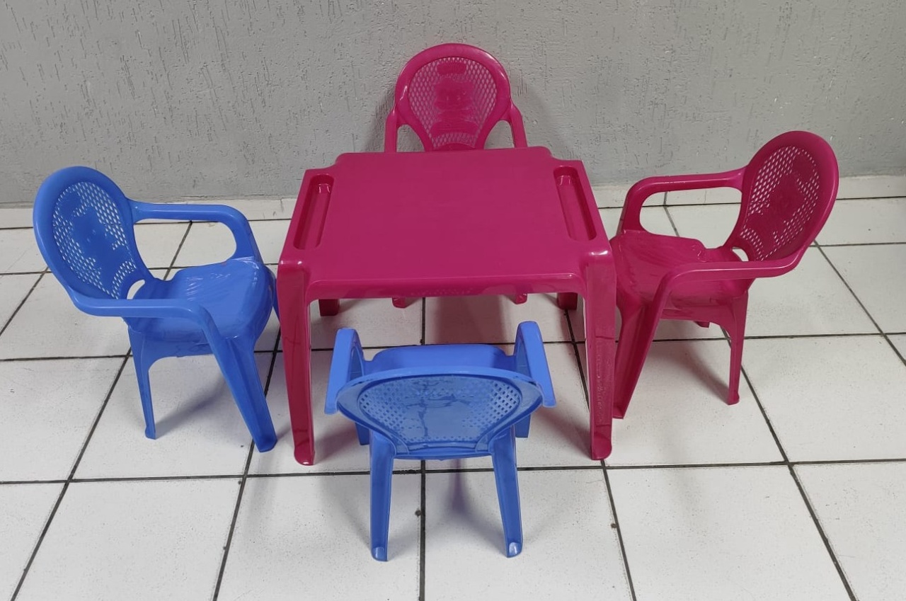 Kit Mesa Infatil + 4 Cadeiras de Plástco (Cores Variadas) - BB Festas Aluguel 