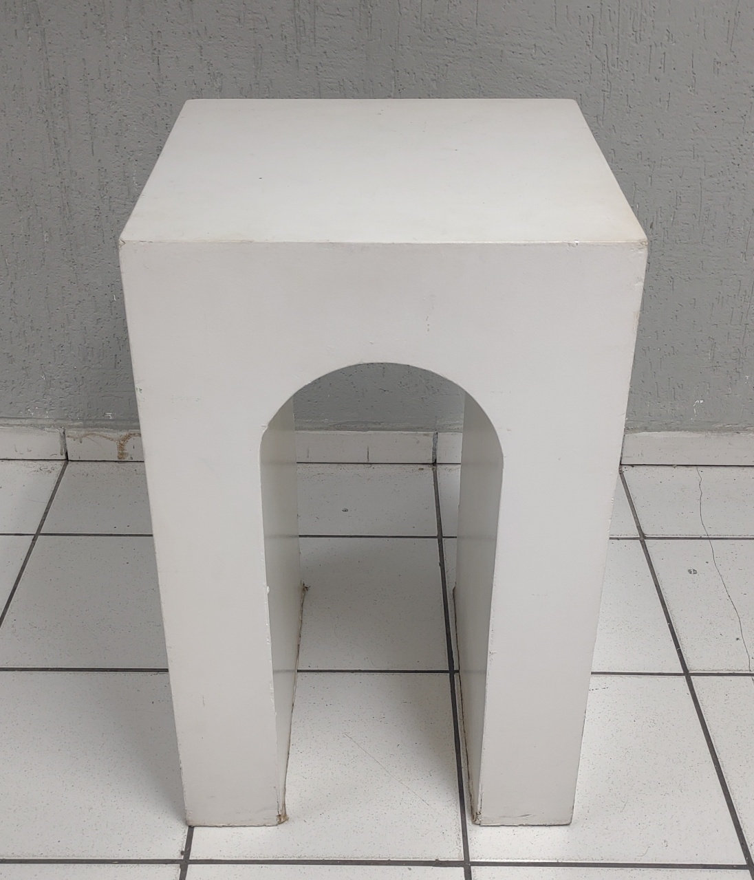 Cubo Arco Vazado G Branco +Largo 80Cm Alt X 50Cm X 50Cm  - BB Festas Aluguel 