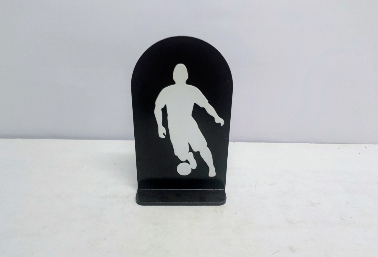 Jogador de Futebol Totem Preto/Branco  26Cm Alt X 15Cm Larg  - BB Festas Aluguel 