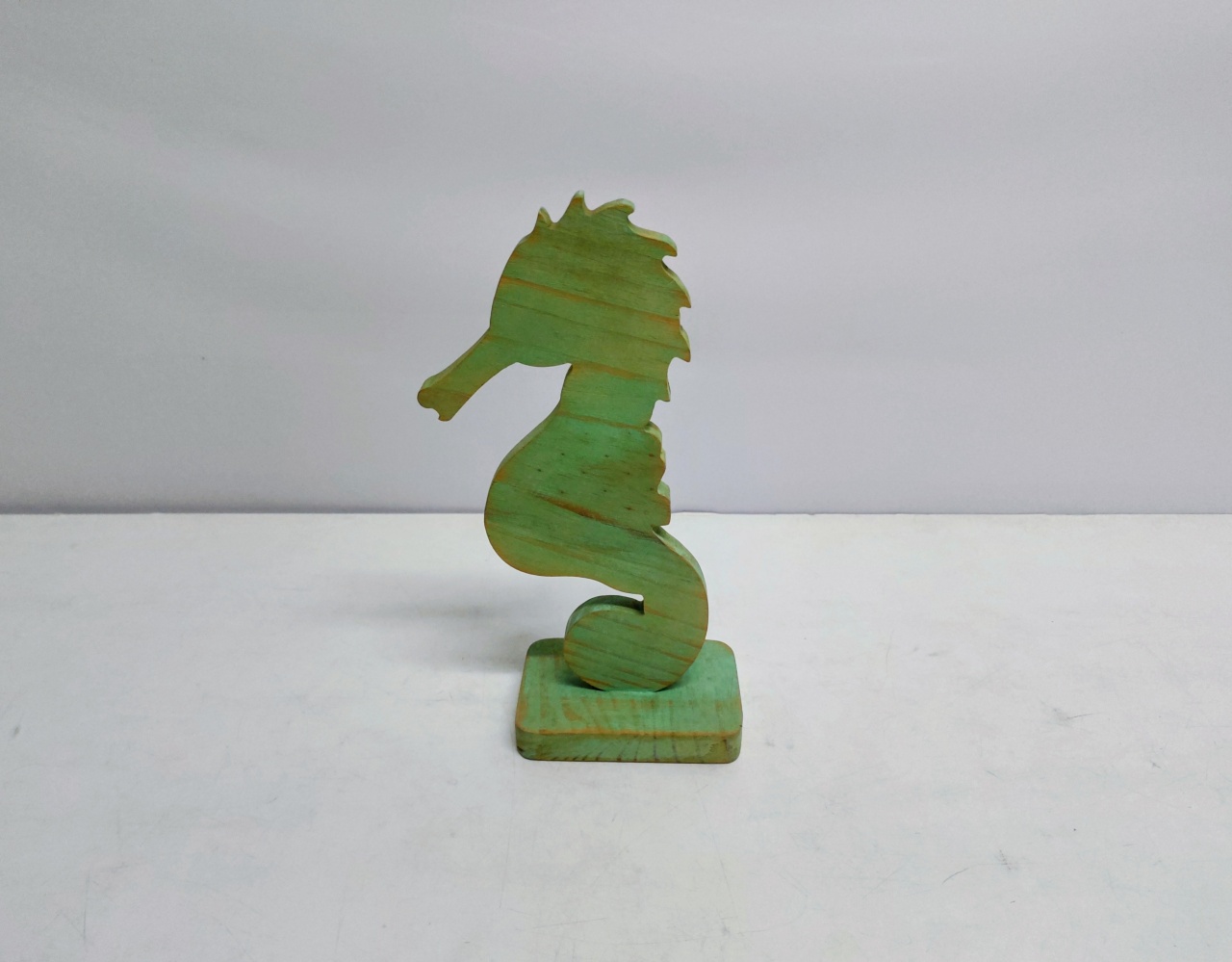 Totem Cavalo Marinho Mdf Verde Claro  28Cm Alt X 12Cm Diametro  - BB Festas Aluguel 