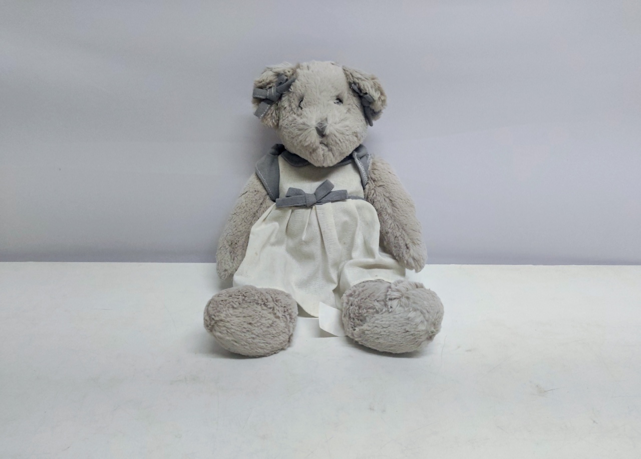Urso de Pelúcia Cinza Com Vestido Branco E Laço Cinza - BB Festas Aluguel 