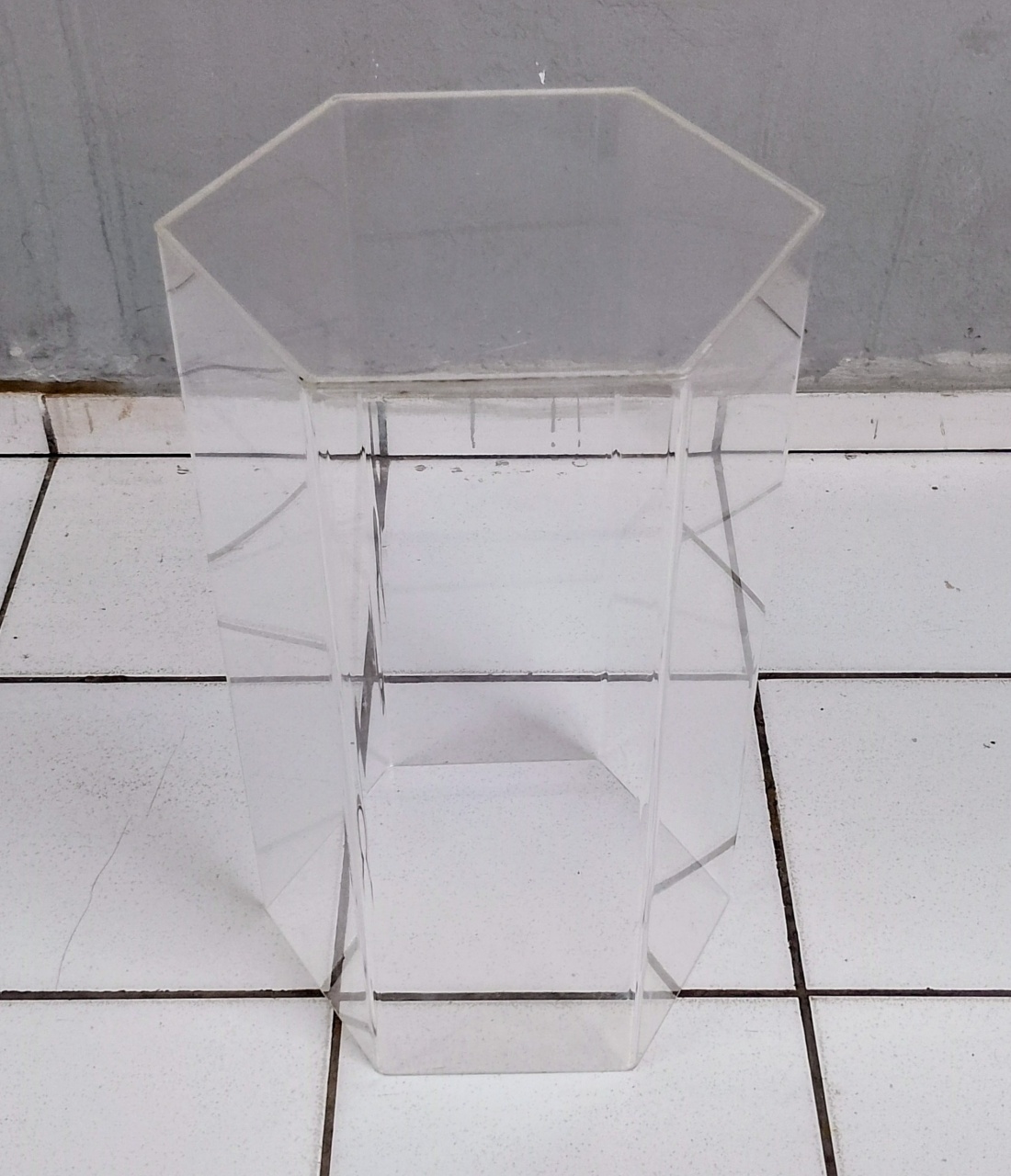 Acrílico Hexagonal M 60Cm Alt X 37Cm X 37Mc - BB Festas Aluguel 
