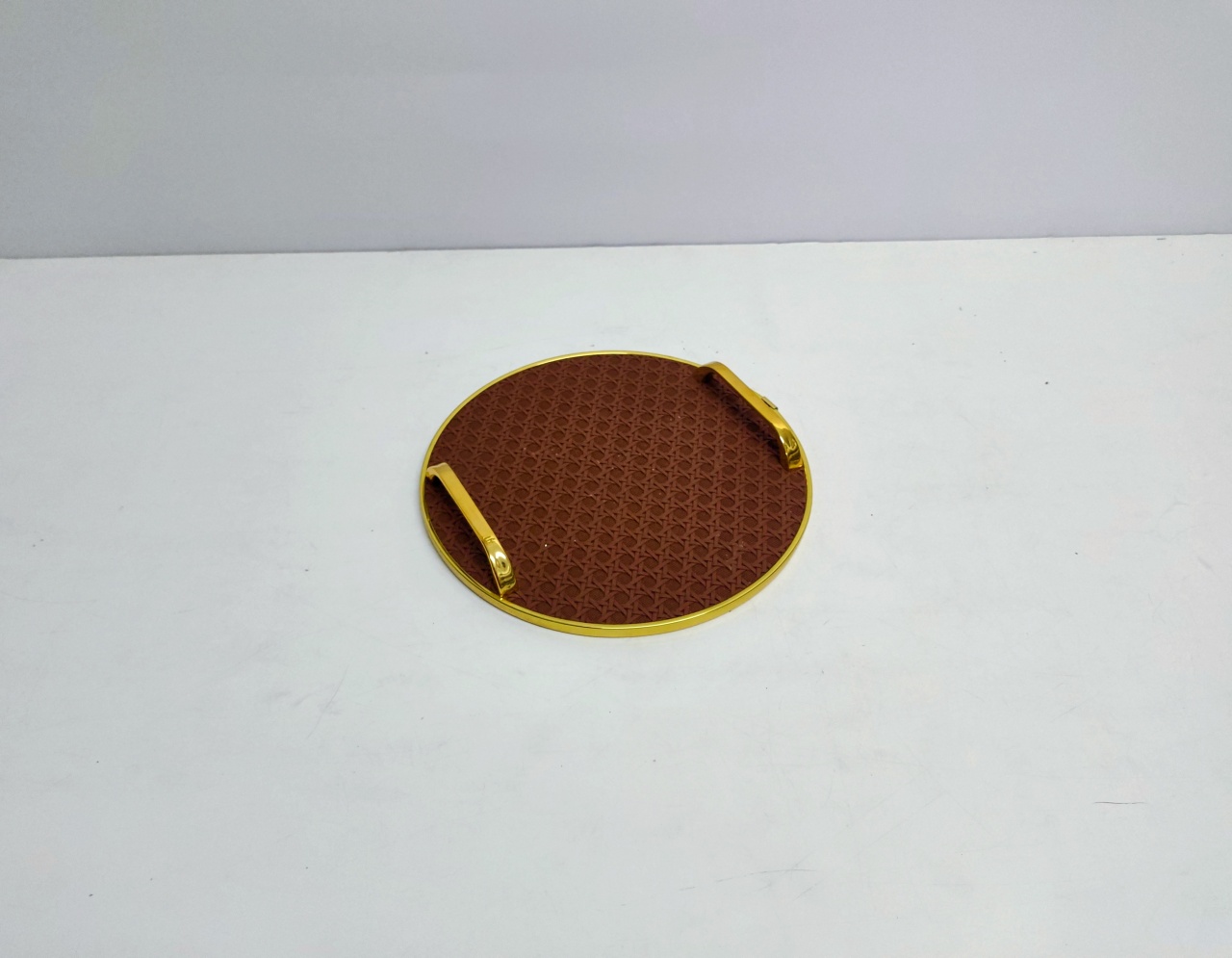 Bandeja Redonda Estampa Marrom Borda Dourada Com Alça 24Cm Diametro  - BB Festas Aluguel 