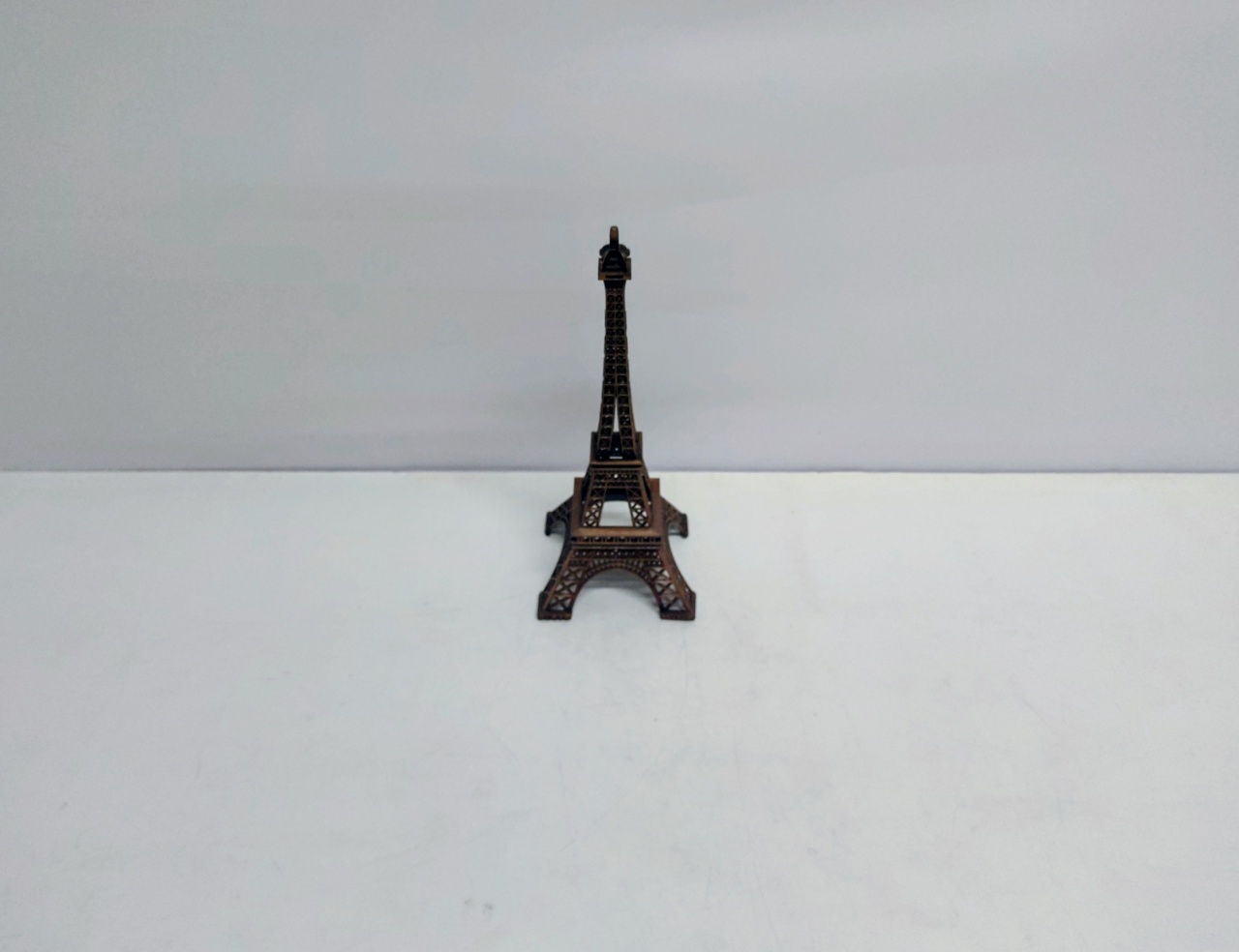 Torre Eiffel Decoarativa 25Cm Alt X 10Cm Diametro  - BB Festas Aluguel 