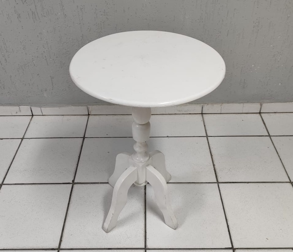 Mesa Redonda Branco Pé Torneado 70Cm Alt X 50Cm Diametro   - BB Festas Aluguel 