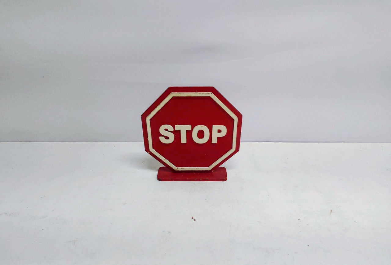 Totem Placa Stop (Trânsito) 22Cm Alt X 21Cm Larg  - BB Festas Aluguel 