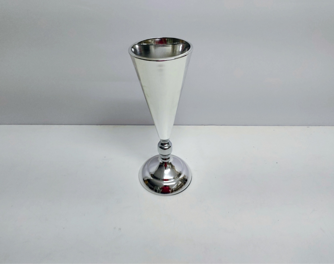 Vaso Cone Com Pedestal Prata 22Cm Alt X 12Cm Diametro  - BB Festas Aluguel 