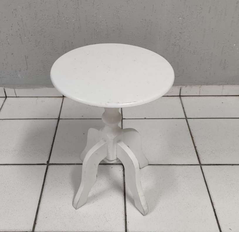 Mesa Redonda Branco Pé Torneado 55Cm Alt X 40Cm Diametro   - BB Festas Aluguel 